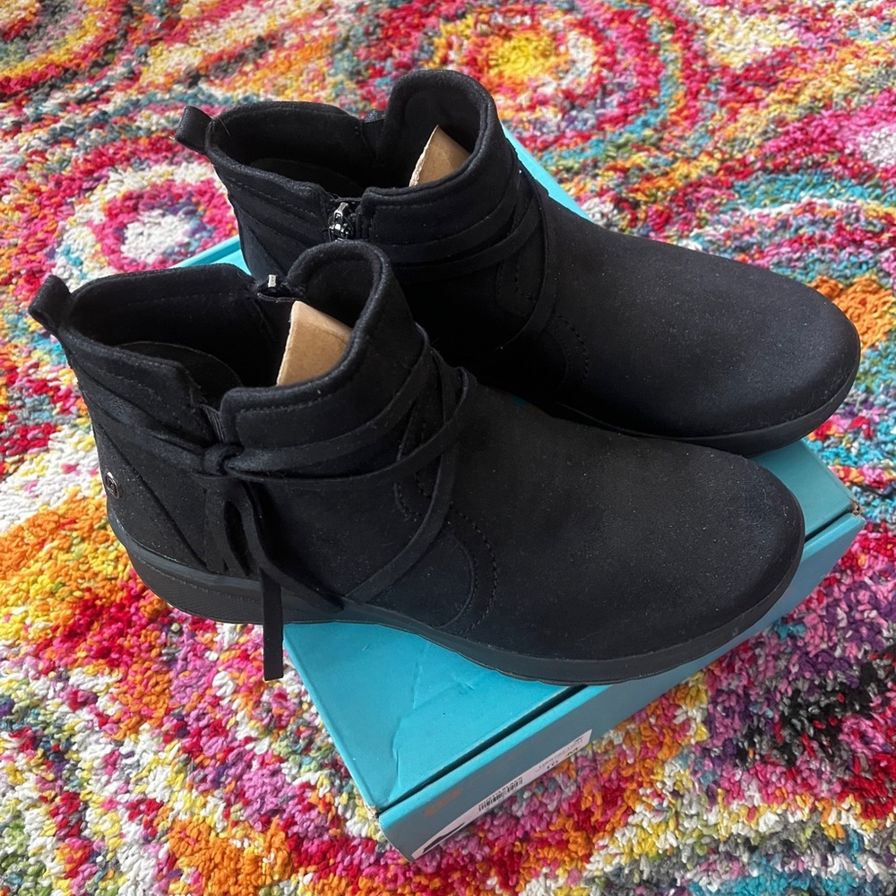 Bzees Gusto Black Ankle Booties